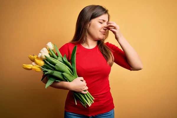Ung Blond Kvinde Holder Romantisk Buket Tulipaner Blomster Gul Baggrund - Stock-foto