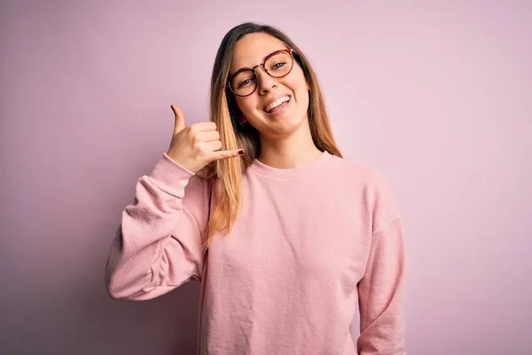 Mooie Blonde Vrouw Met Blauwe Ogen Dragen Trui Bril Roze — Stockfoto