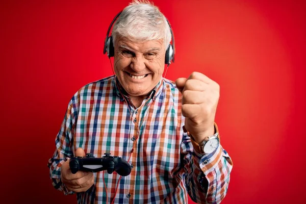 Senior Stilig Hoary Gamer Man Spelar Spel Med Joystick Och — Stockfoto