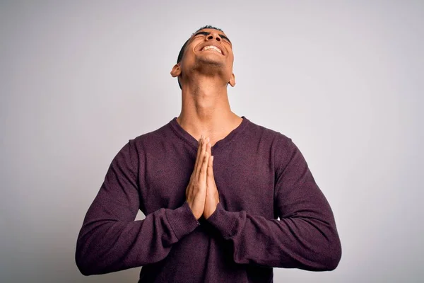 잘생긴 아프리카 미국인젊은 남자가 스웨터를 희망에 표정으로 기도하는 감정적 스러운 — 스톡 사진