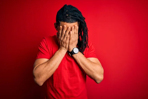 Jovem Afro Americano Afro Americano Bonito Com Dreadlocks Vestindo Camiseta — Fotografia de Stock