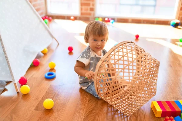 Entzückendes Kleinkind Sitzt Auf Dem Boden Und Spielt Kindergarten Mit — Stockfoto