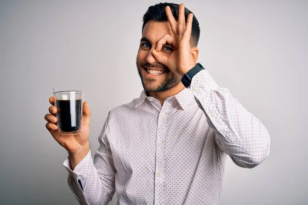 Joven Hombre Guapo Bebiendo Una Taza Café Caliente Sobre Fondo —  Fotos de Stock
