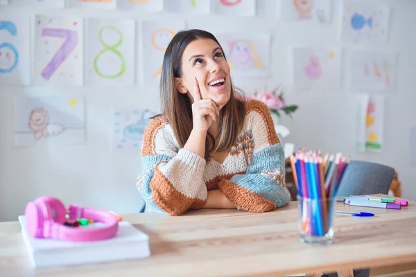 Joven Mujer Hermosa Maestra Con Suéter Gafas Sentadas Escritorio Jardín — Foto de Stock