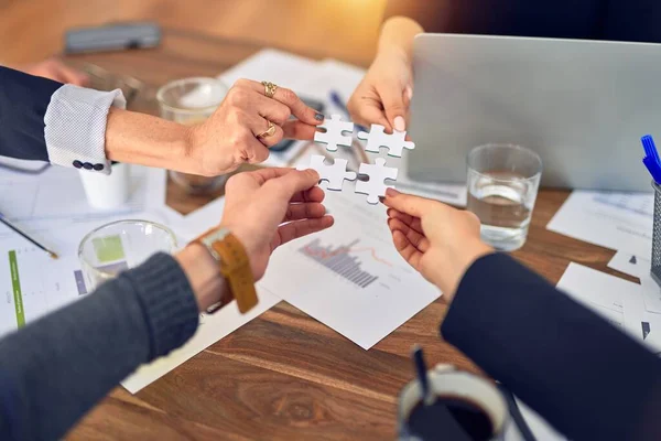 Grupp Företagare Med Händerna Tillsammans Ansluter Pusselbitar Kontoret — Stockfoto