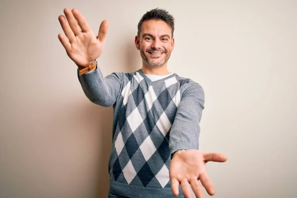 Ung Stilig Man Bär Casual Tröja Stående Över Isolerad Vit — Stockfoto