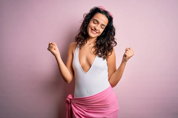 Beautiful Woman Curly Hair Vacation Wearing White Swimsuit Pink Background — Stock Photo, Image