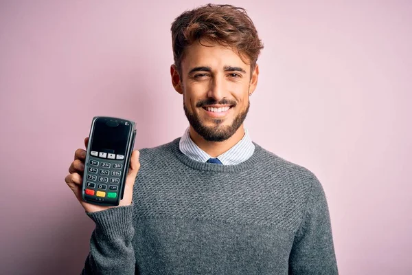 Νεαρός Άνδρας Πληρώνει Χρησιμοποιώντας Dataphone Στέκεται Πάνω Από Απομονωμένο Λευκό — Φωτογραφία Αρχείου