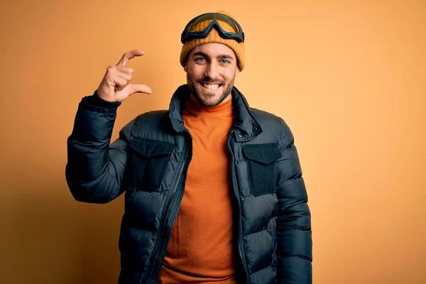 Joven Esquiador Guapo Con Barba Que Usa Ropa Deportiva Nieve — Foto de Stock