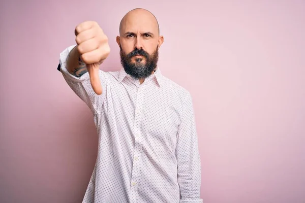 Schöner Glatzköpfiger Mann Mit Bart Elegantem Hemd Vor Isoliertem Rosa — Stockfoto