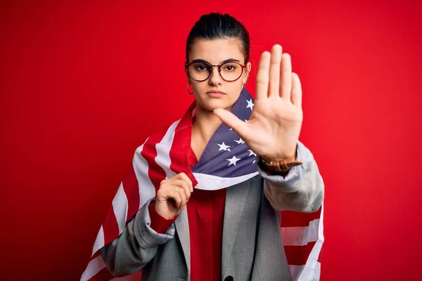 Ung Vacker Brunett Patriotisk Kvinna Bär Usa Flagga Firar Självständighetsdagen — Stockfoto