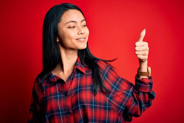 Junge Schöne Chinesin Lässigem Hemd Über Isoliertem Rotem Hintergrund Sieht — Stockfoto