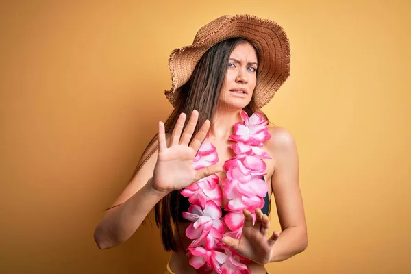 Junge Schöne Frau Mit Blauen Augen Urlaub Bikini Und Hawaiianischen — Stockfoto