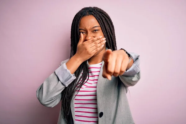 Jovem Mulher Negócios Afro Americana Sobre Fundo Isolado Rosa Rindo — Fotografia de Stock