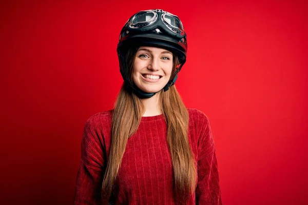 Jovem Mulher Motociclista Ruiva Bonita Usando Capacete Moto Sobre Fundo — Fotografia de Stock