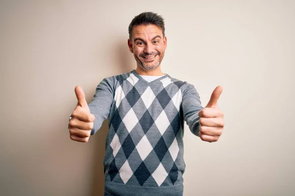 Homem Bonito Jovem Vestindo Camisola Casual Sobre Fundo Branco Isolado — Fotografia de Stock