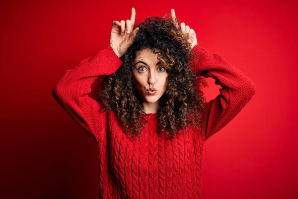 Mulher Bonita Nova Com Cabelo Encaracolado Piercing Vestindo Camisola Vermelha — Fotografia de Stock