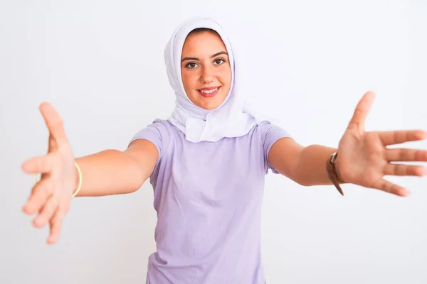 Młoda Piękna Arabska Dziewczyna Hidżabie Stojąca Nad Odizolowanym Białym Tłem — Zdjęcie stockowe