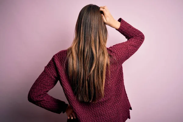 Menina Bonita Nova Vestindo Camisola Casual Sobre Fundo Rosa Isolado — Fotografia de Stock