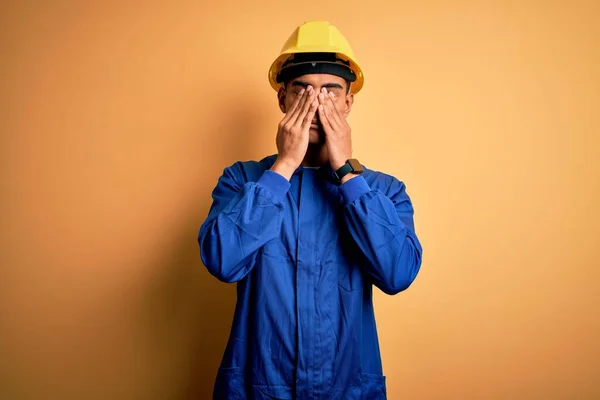 Νεαρός Όμορφος Αφροαμερικάνος Εργάτης Μπλε Στολή Και Κράνος Που Τρίβει — Φωτογραφία Αρχείου