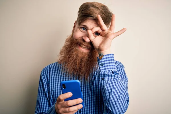 Rossa Irlandese Uomo Con Barba Utilizzando Smartphone Guardando Schermo Sfondo — Foto Stock