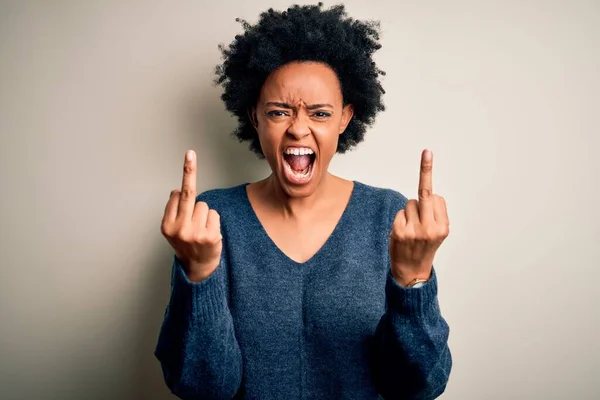 Jovem Bela Afro Americano Africano Mulher Com Cabelo Encaracolado Vestindo — Fotografia de Stock