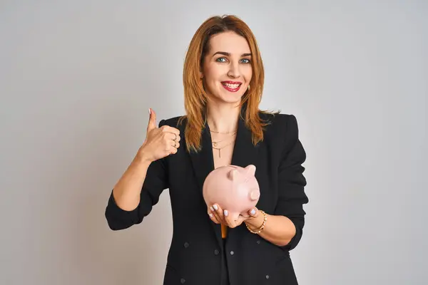 Redhead Kaukasischen Geschäftsfrau Hält Sparschwein Über Isolierten Hintergrund Glücklich Mit — Stockfoto