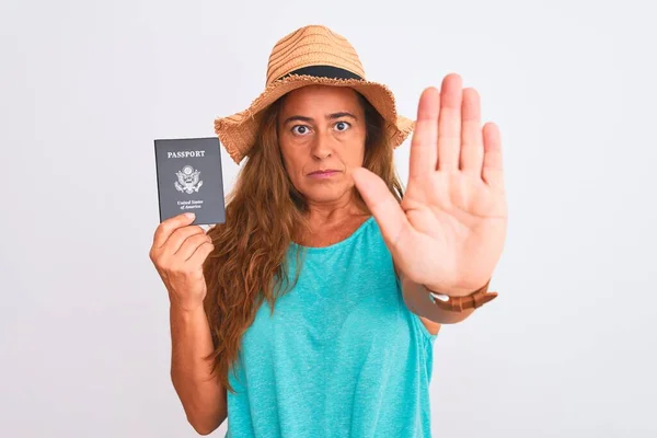 Mujer Turista Madura Mediana Edad Con Pasaporte Los Estados Unidos — Foto de Stock