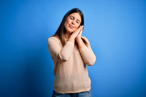 Joven Hermosa Mujer Con Suéter Casual Sobre Fondo Azul Durmiendo —  Fotos de Stock