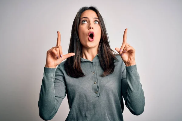 Young Brunette Woman Blue Eyes Wearing Casual Green Sweater White — Stock Photo, Image