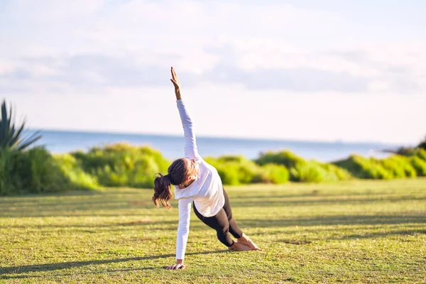 Young Beautiful Sportwoman Practicing Yoga Coach Teaching Side Plank Pose — Stock Photo, Image