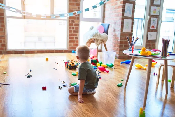年轻的高加索小孩在幼儿园玩玩具 在游戏室快乐的学龄前男孩 — 图库照片