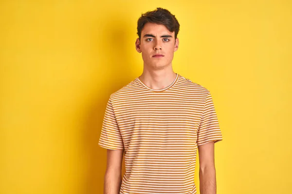 Menino Adolescente Vestindo Camiseta Amarela Sobre Fundo Isolado Relaxado Com — Fotografia de Stock