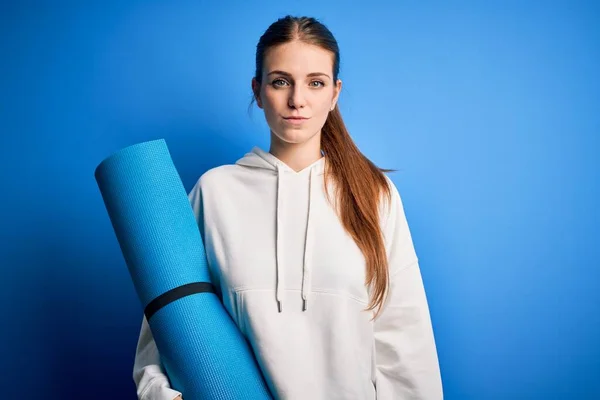 Ung Vacker Rödhårig Sportig Kvinna Gör Sport Hålla Yogamatta Över — Stockfoto