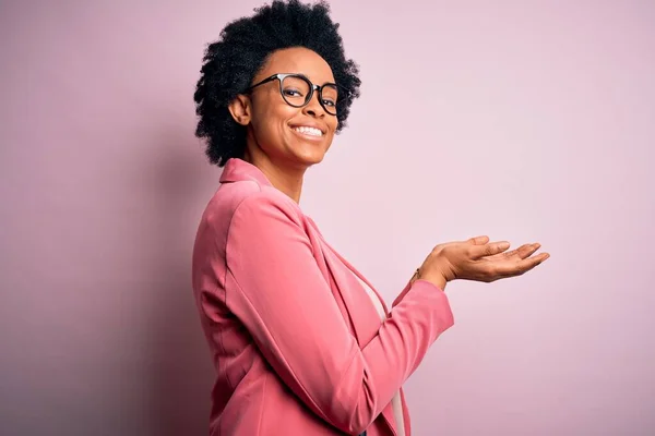 Молодая Красивая Афро Американка Афро Бизнесмен Вьющимися Волосами Розовой Куртке — стоковое фото