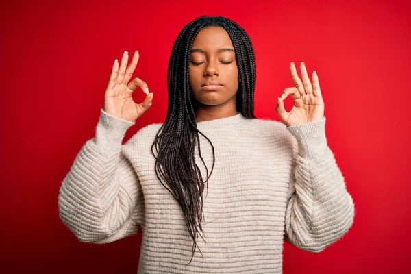 Jonge Afro Amerikaanse Vrouw Draagt Casual Winter Trui Rood Geïsoleerde — Stockfoto