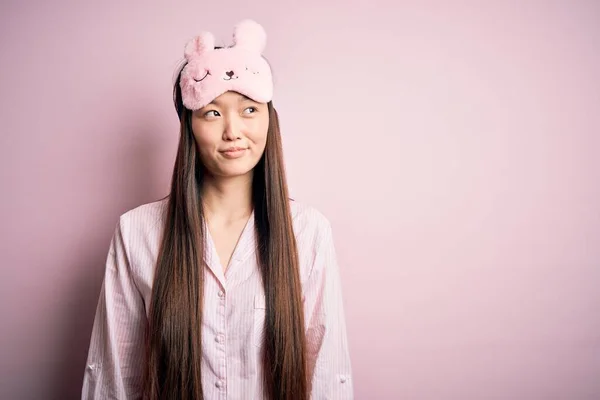 Jonge Aziatische Vrouw Dragen Pyjama Slaap Masker Roze Geïsoleerde Achtergrond — Stockfoto