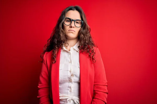 Jeune Belle Femme Aux Cheveux Bouclés Portant Une Veste Des — Photo