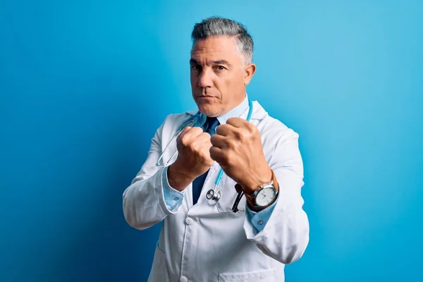 Orta Yaşlı Yakışıklı Gri Saçlı Ceketli Mavi Steteskoplu Doktor Yumruk — Stok fotoğraf
