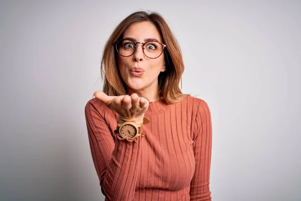 Joven Hermosa Mujer Morena Con Suéter Casual Gafas Sobre Fondo —  Fotos de Stock