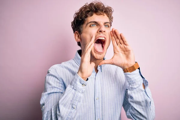 Jeune Homme Blond Beau Aux Cheveux Bouclés Portant Une Chemise — Photo