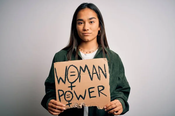 Красивая Активистка Азиатская Женщина Просит Права Женщин Держащая Баннер Посланием — стоковое фото