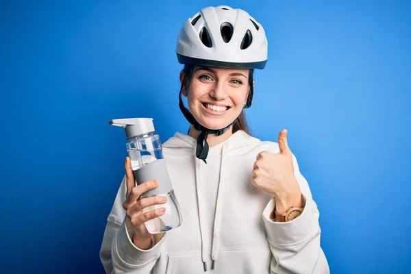 Joven Hermosa Pelirroja Ciclista Mujer Con Casco Bicicleta Drinkjng Botella —  Fotos de Stock