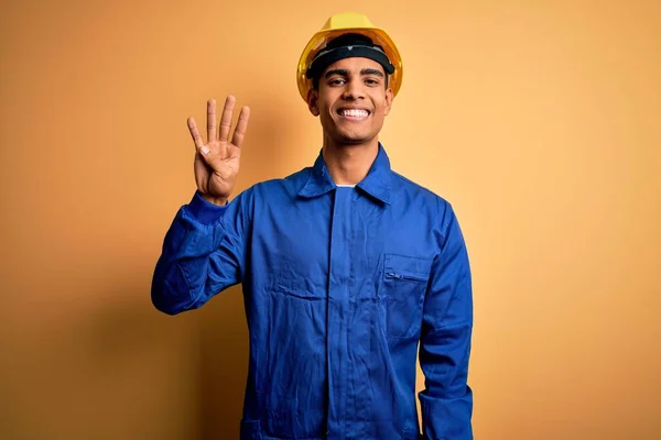 Giovane Bel Lavoratore Afroamericano Con Uniforme Blu Casco Sicurezza Che — Foto Stock