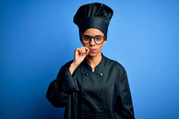 Mladá Africká Americká Kuchařka Uniformě Klobouku Modrém Pozadí Ústa Rty — Stock fotografie