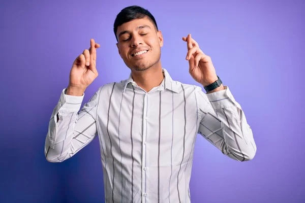 Jonge Knappe Latijns Amerikaanse Man Met Een Elegant Overhemd Een — Stockfoto