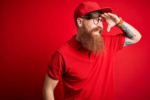 Homem Entrega Bonito Jovem Usando Óculos Boné Vermelho Sobre Fundo — Fotografia de Stock