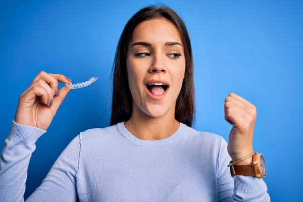 Joven Hermosa Mujer Sosteniendo Alineador Dental Para Corregir Los Dientes —  Fotos de Stock