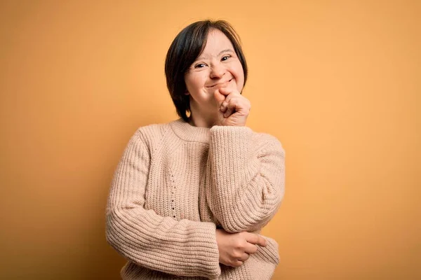 Giovane Donna Sindrome Indossa Maglione Casual Sfondo Giallo Guardando Fiducioso — Foto Stock