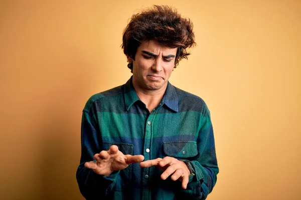 Jovem Bonito Homem Vestindo Casual Camisa Sobre Isolado Amarelo Fundo — Fotografia de Stock